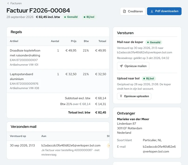 Een factuur in het dashboard: twee artikelen met 21% btw, het totaal van €&nbsp;82,45, en rechts de stand: gemaild naar de koper, op de reviewknop geklikt, en geüpload naar bol.